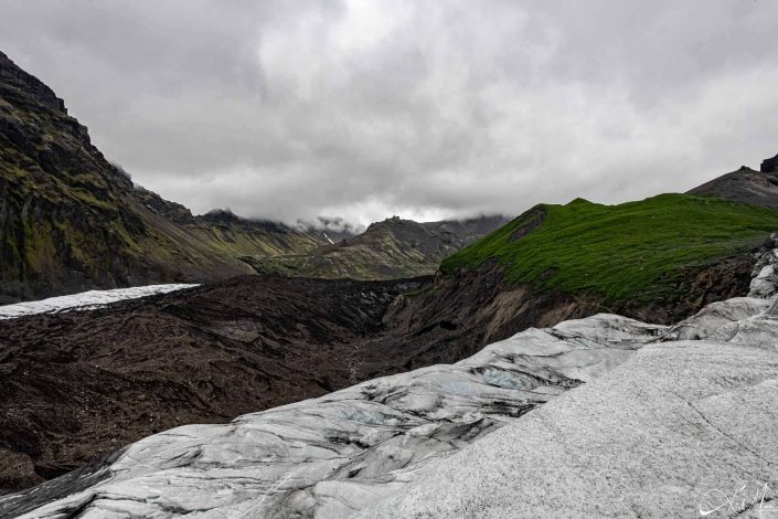 Best photo of Icelandic glacier with green -brown mountains